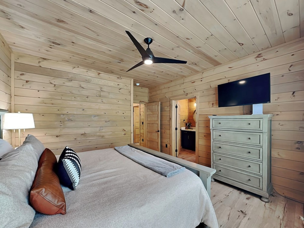 Smoky Ridge Sanctuary by Jackson Mountain Rentals