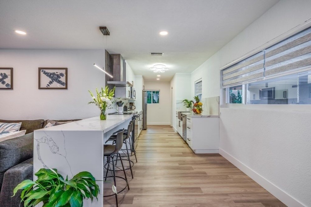 Friendly Fox Luxury Pool & Spa - Near Dt & Beach 4 Bedroom Home