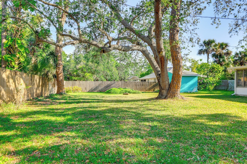 Englewood Bungalow 1 Mi to Beach: Pets Welcome!
