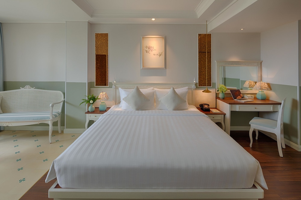 Au Lac Charner Hotel 85