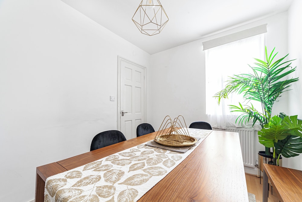 Spacious & Chic 3bed House in London