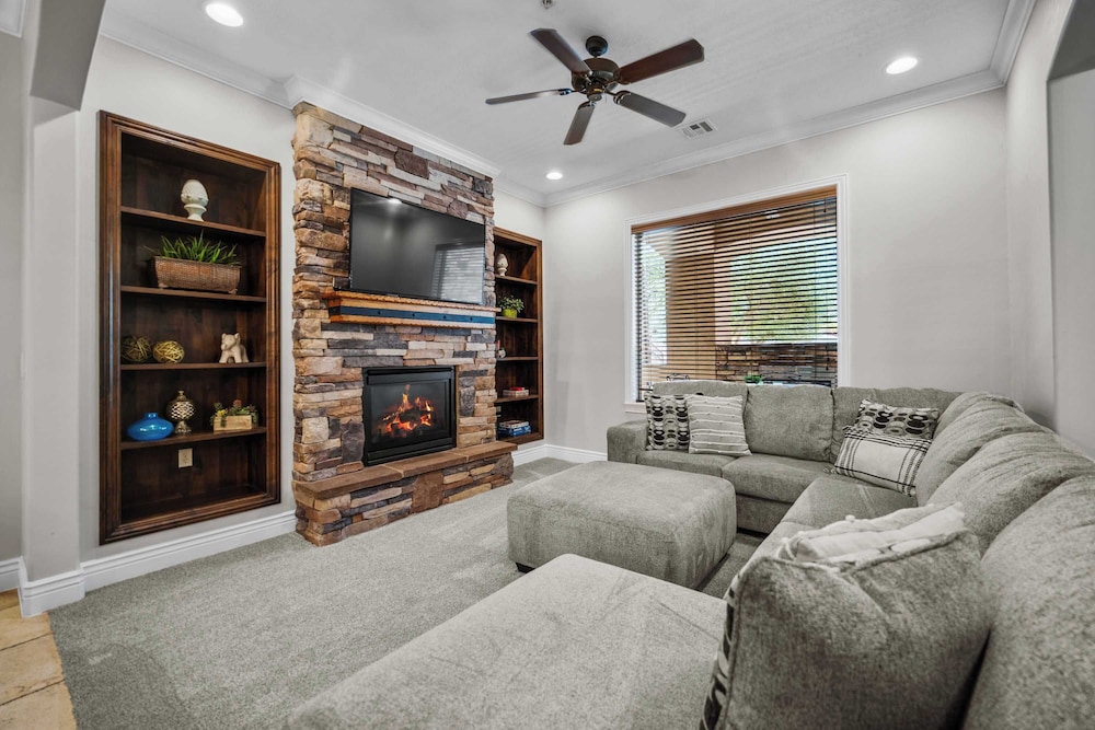 Pool & Sunshine Retreat - Resort-style Amenities