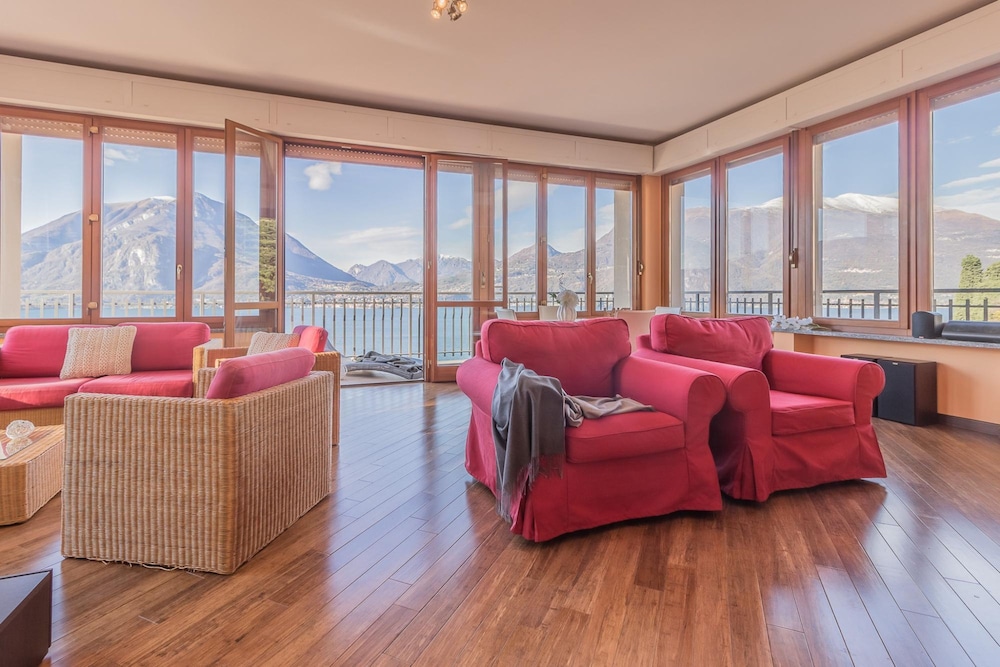 Varenna Paradise 3 in Perledo view 2