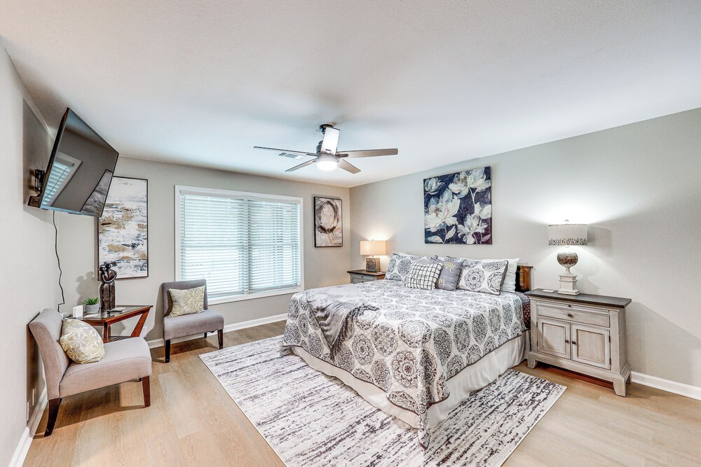 Walk to Lake Desoto: Hot Springs Village Retreat!
