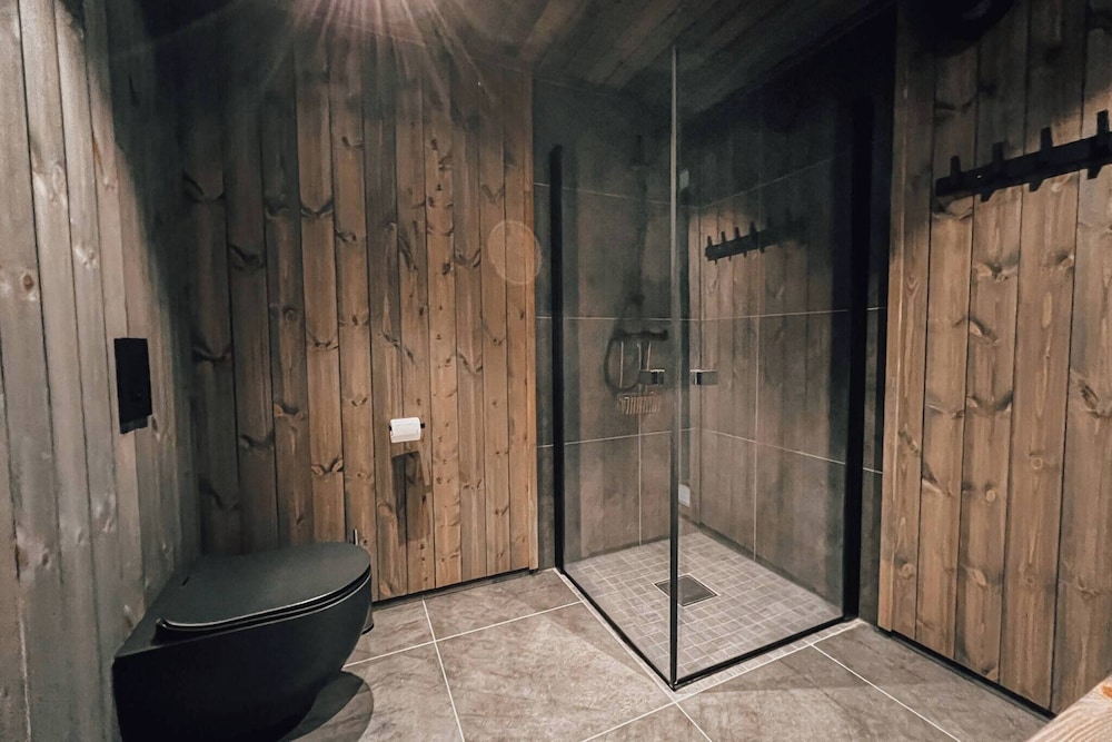 Modern Mountain Cabin - Outdoor Hot Tub - 8 Beds