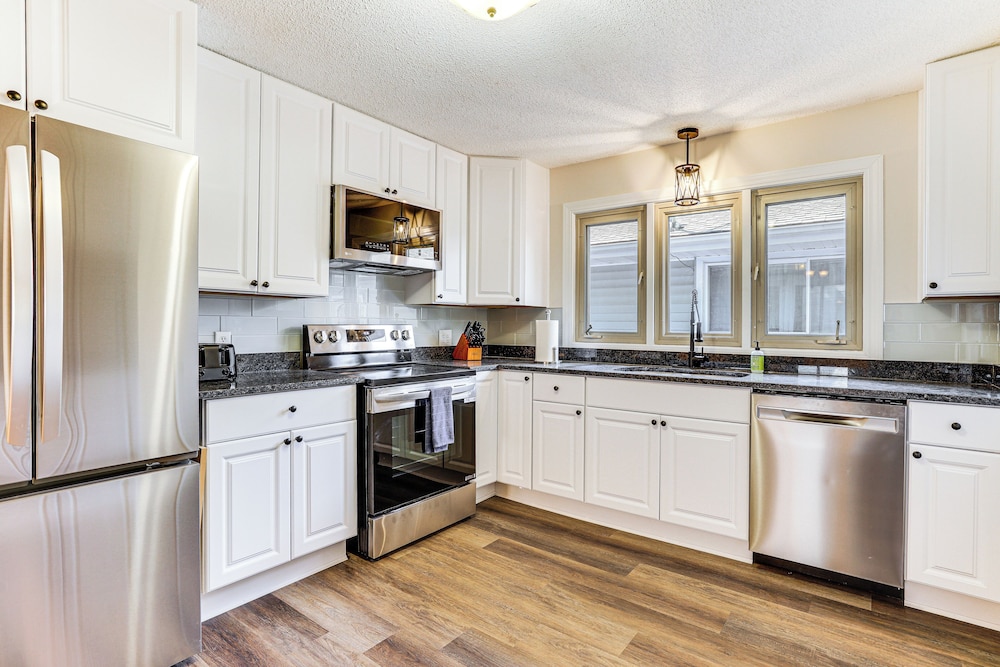8 Mi to Central Minneapolis: Modern Home w/ Yard