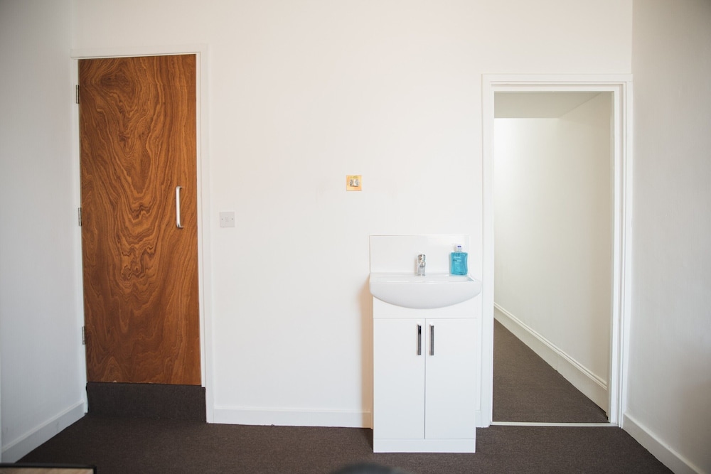 Leicester Vacations - Room in Guest Room - Big Size Room in Leicester City - Property Image 16