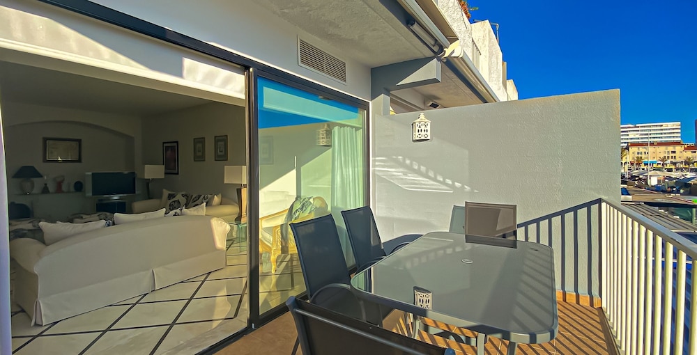 Modern Hallandale Apt w/ Backyard Near Beach