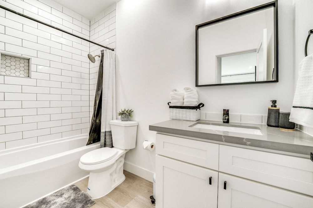 4 Mi to Dtwn: Modern Tacoma Home w/ Spacious Yard