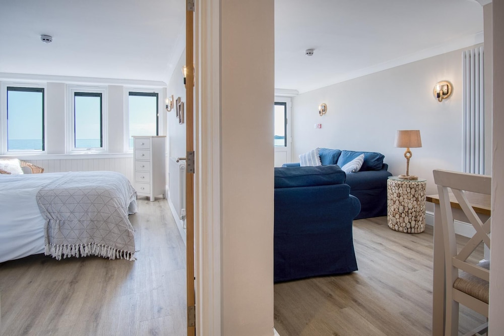 Waterfront 1 - 1 Bedroom Apartment - Wisemans Bridge
