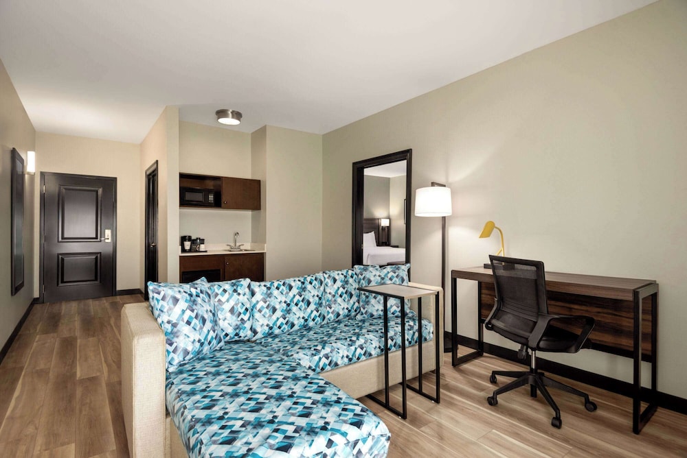La Quinta Inn & Suites by Wyndham Gonzales LA
