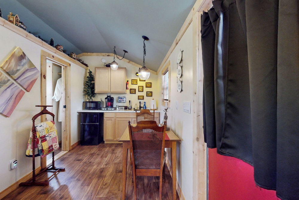 1BR Rustic Cabin w/ Kitchenette, Streaming & Wifi
