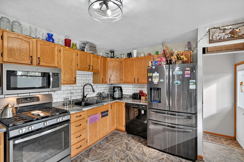 Cozy Retreat With Hot Tub In Peaceful Goshen 4 Bedroom Home