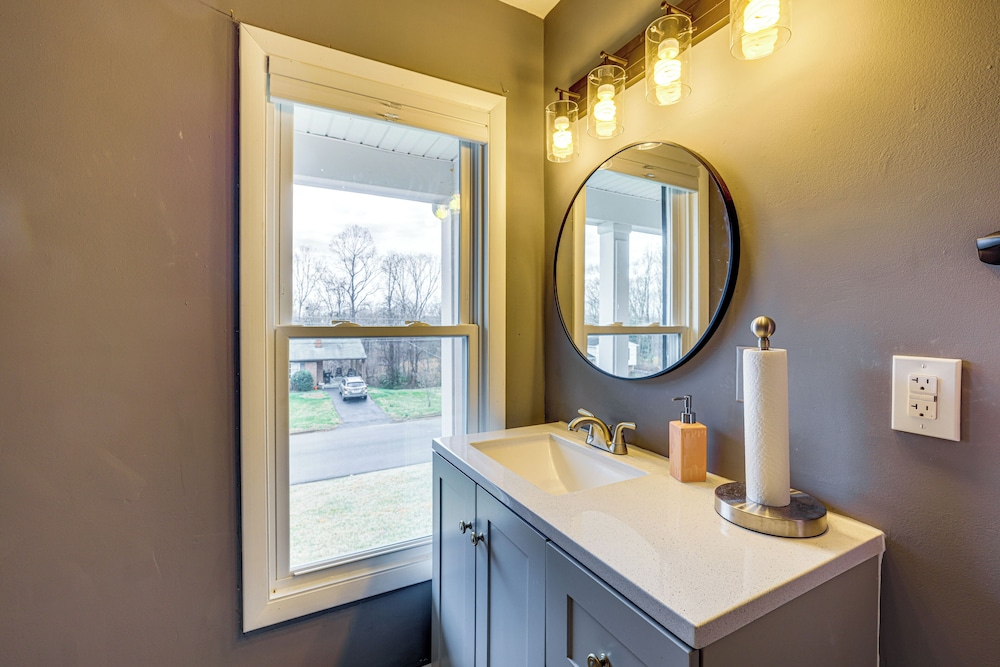 1 Mi to Dtwn Lynchburg: Charming Family Home!