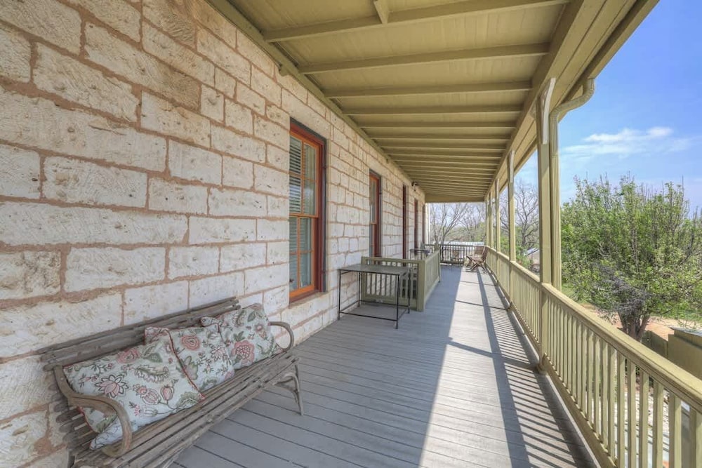 Fountain Suite-stay Right on Historic Main Street in the Heart of Fredericksburg