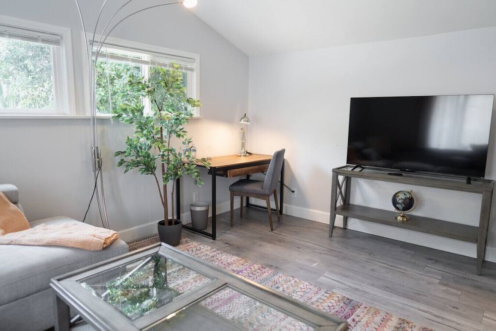Updated 1BR House in Glendale With Private Fenced Yard p55