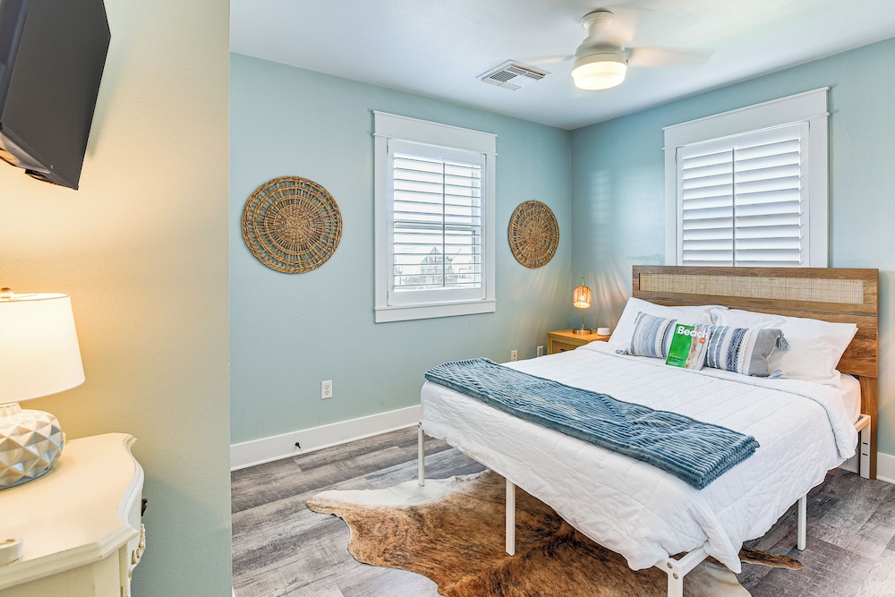 Modern Coastal Farmhouse: Walk to Surfside Beach!