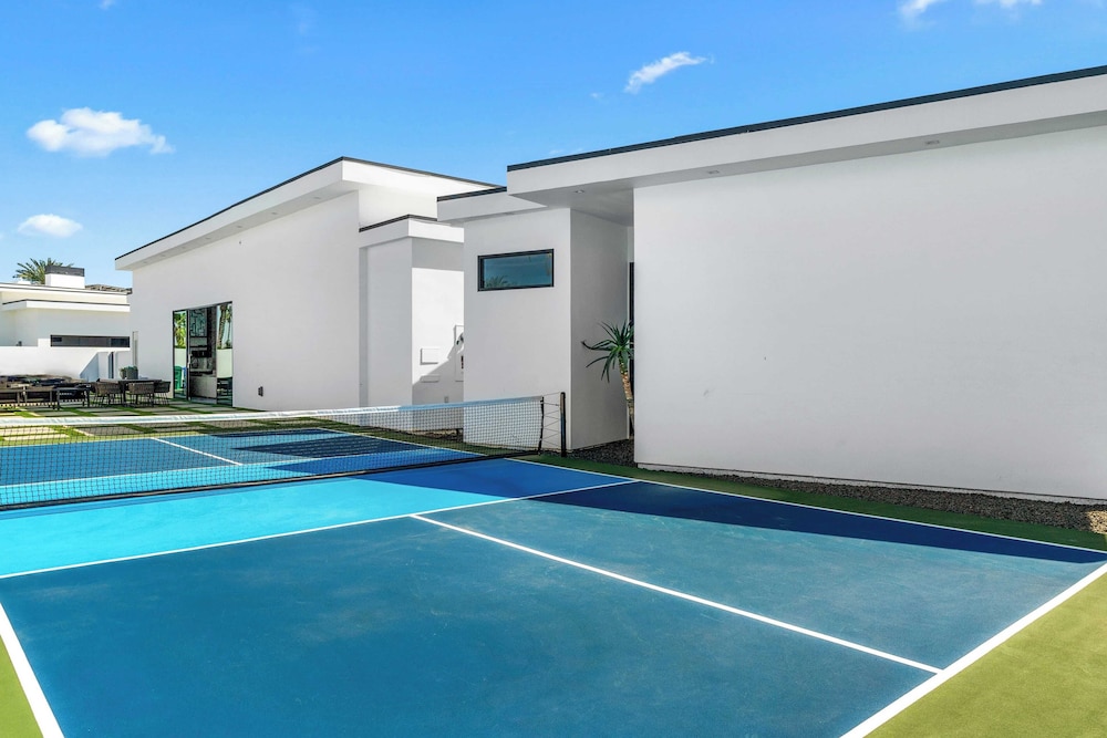 Luxury Retreat Pool, Putting Green + Pickleball Sleeps 17 Bravo Villa 8 by Avantstay