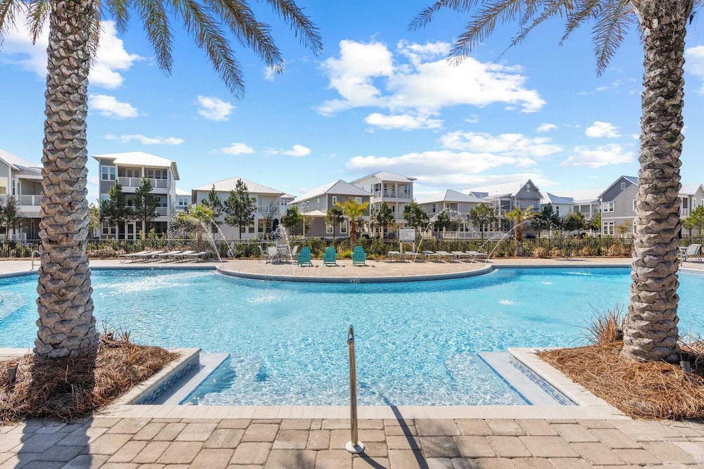 Walk to the Beach, Pool, 5bdr, 3 Porches Beach Sea-ker's Retreat by Avantstay