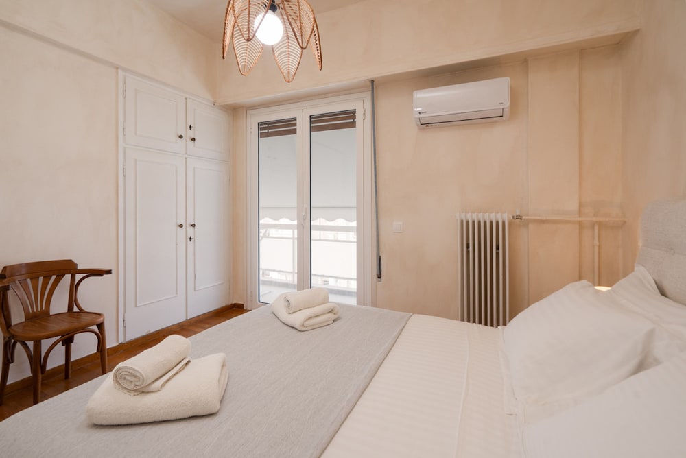 LIV - Artistic Rooftop Apartment in Pagrati