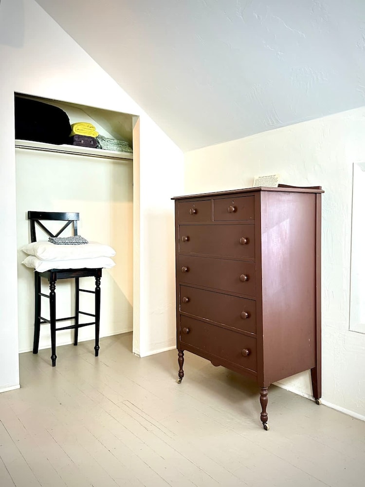 Amazing Historic 1800s Carriage House