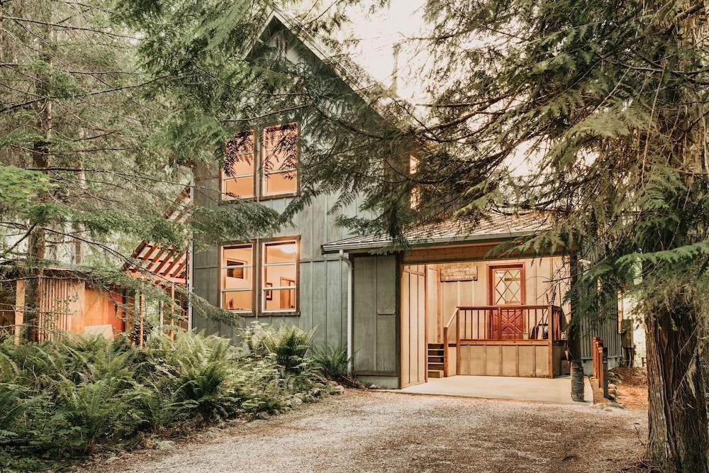 70mbr- Hot Tub - Bbq - Wi-fi - Pets Ok - Sleeps 8 3 Bedroom Home by RedAwning