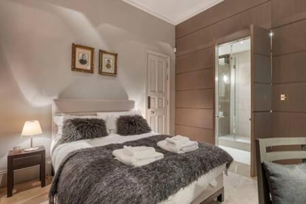 3-bdr Magnificent Harrods Knightsbridge Apartment