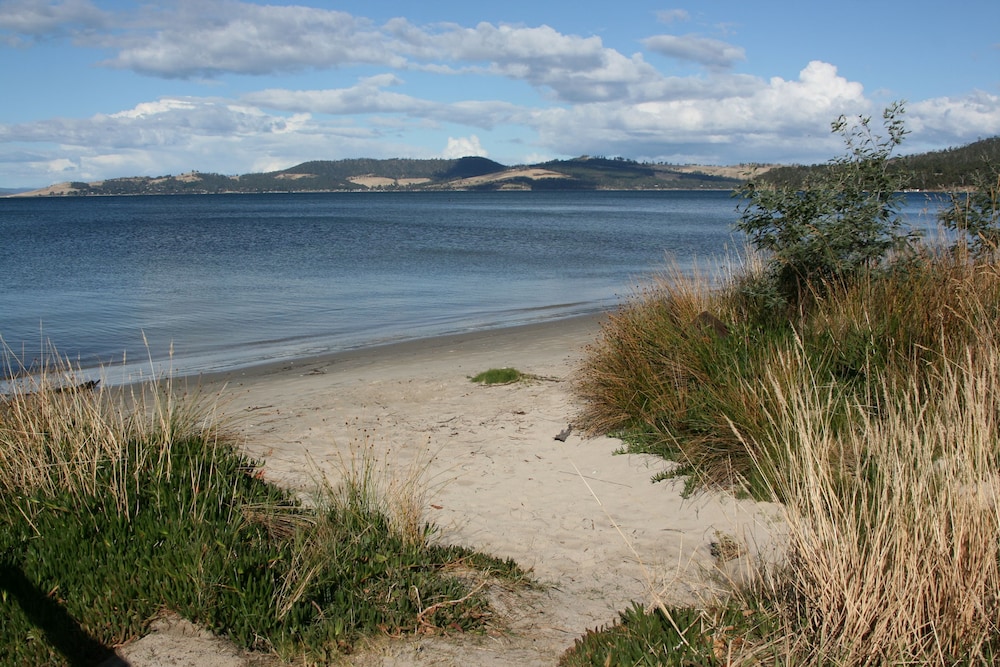 Snug Beach Cabin And Caravan Park