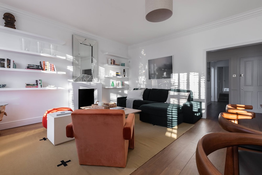 St Stephen's Gardens VII by Onefinestay