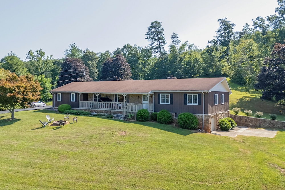 11 Mi to Asheville: Scenic Retreat w/ Game Room
