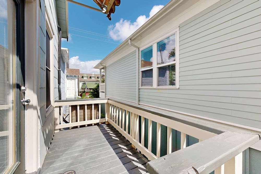 2-story Galveston Getaway w/ Balcony & Patio