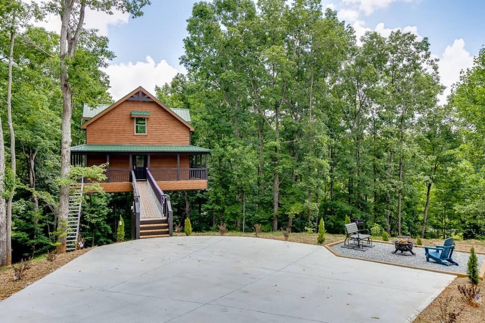 Marvel Falls Treehouse view 2