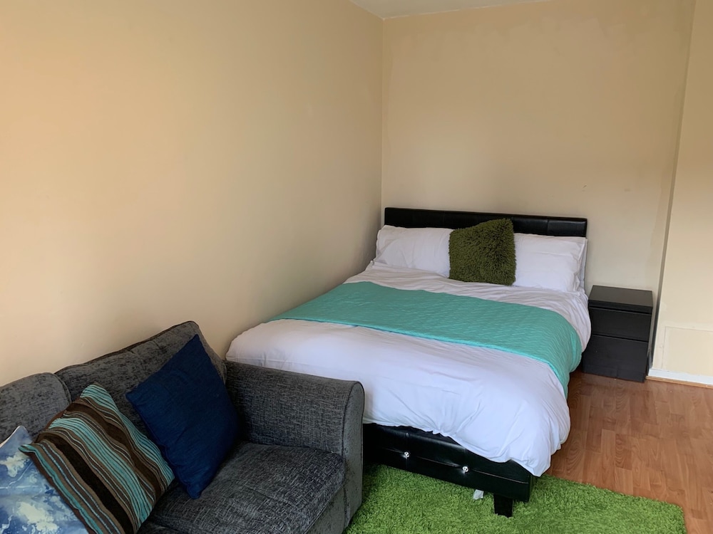New Cross Mews 4 Bedroom 2 Bathrooms Fast Wifi Parking Sleeps up to 12 view 4
