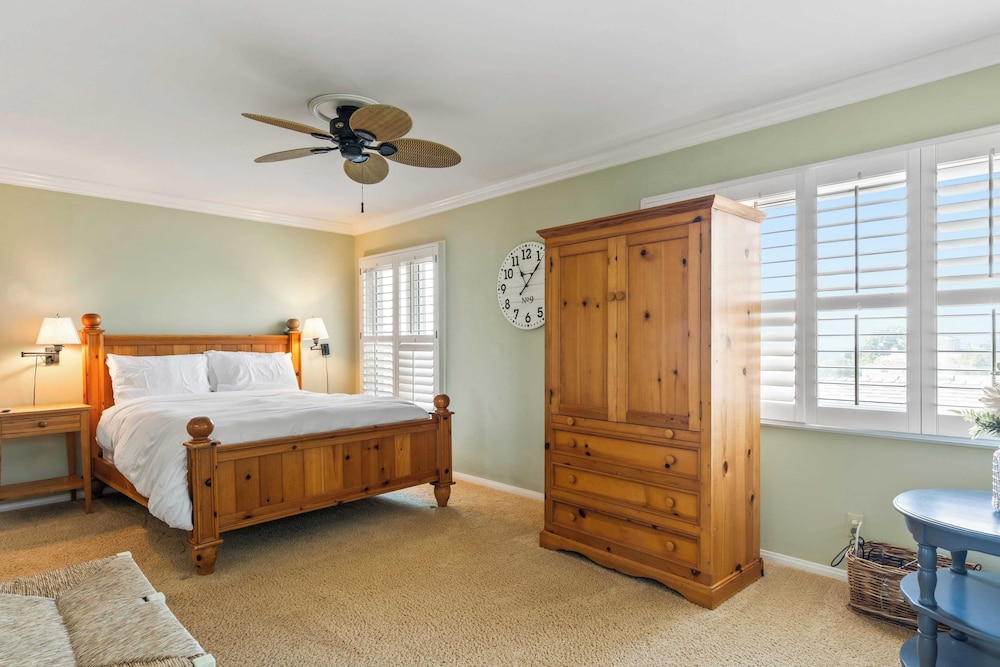 Point Loma Home w/ Putting Green, Firepit + Game Room & Beach Access Zola Street by Avantstay