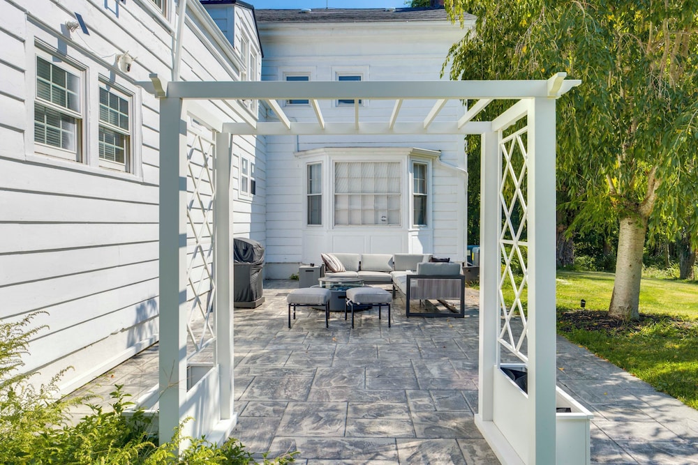 Near Lake Erie, Harbor & Parks: Conneaut Getaway!