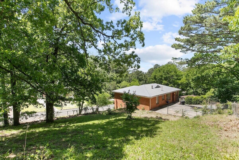 Broadmoor Bungalow - Unit A
