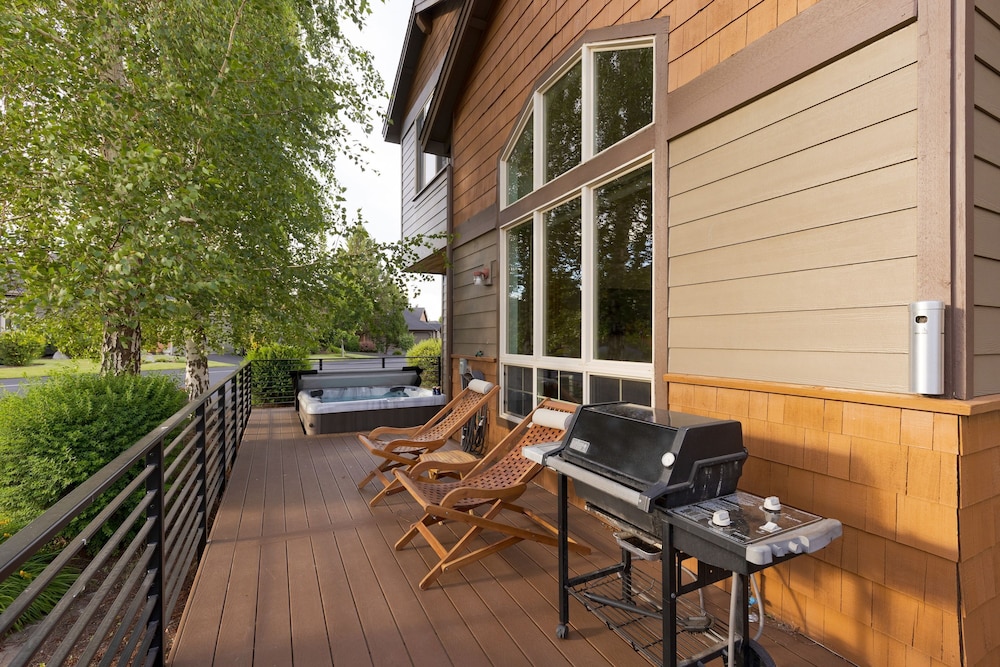Forest Ridge Loop by Avantstay Hot Tub Private Community Amenities