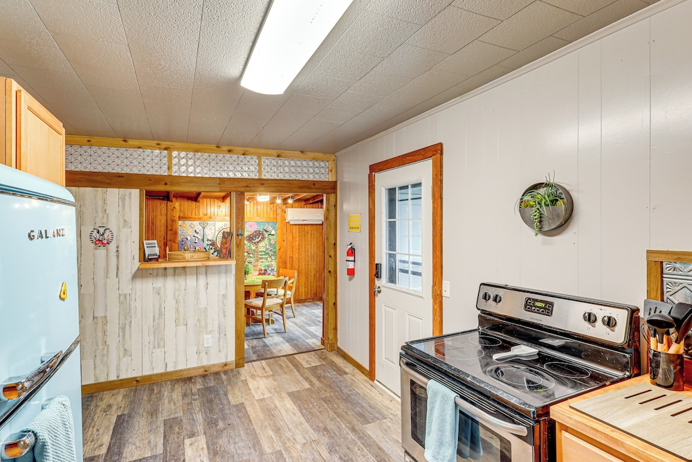 Deck, Hot Tub & Lake View: Brownwood Home!