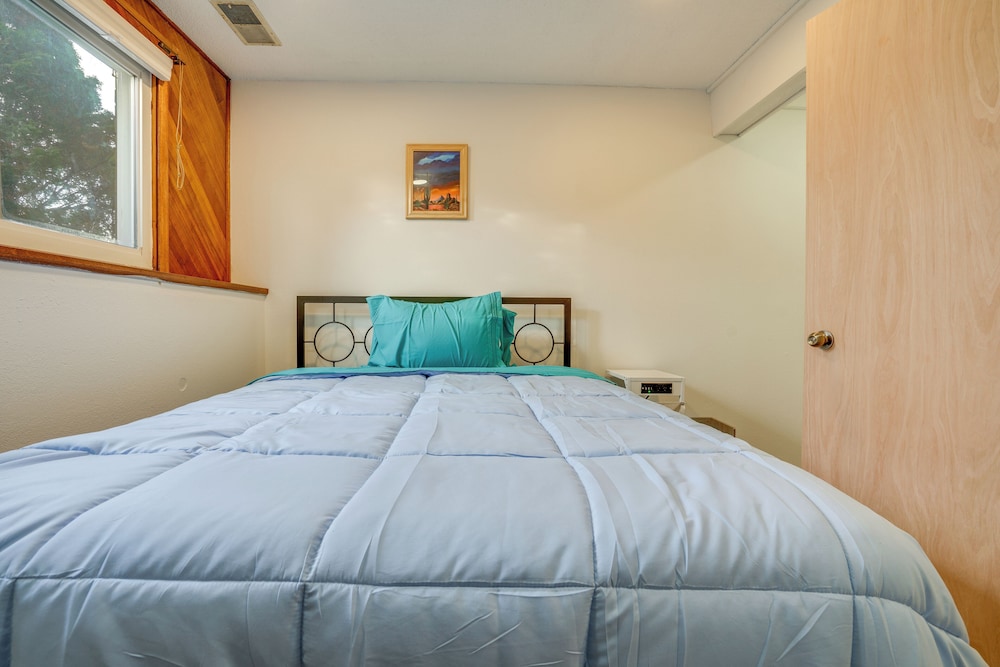 2 Mi to Dtwn St Paul: Home w/ Private Deck & Yard!