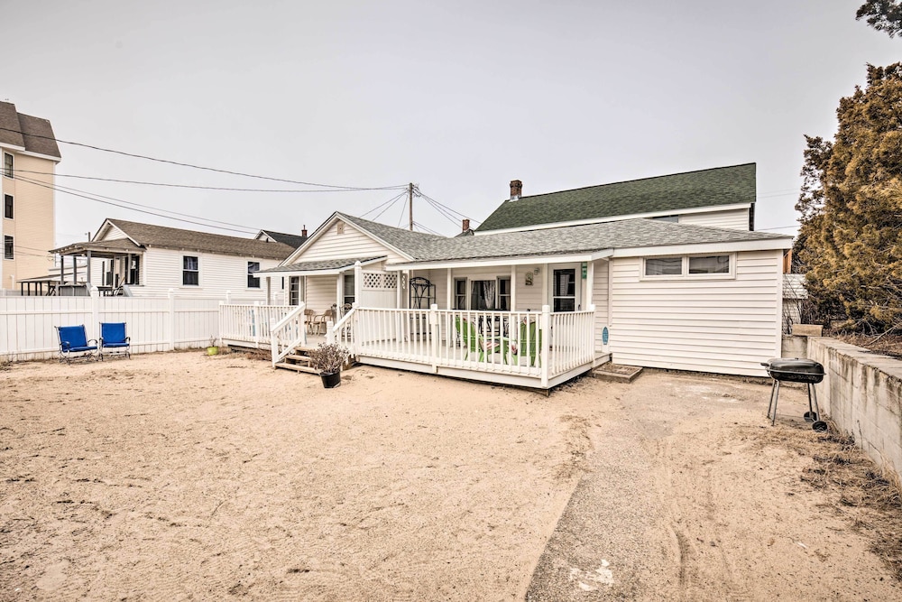 Cozy Hampton Cottage w/ BBQ - Walk to Ocean! view 5