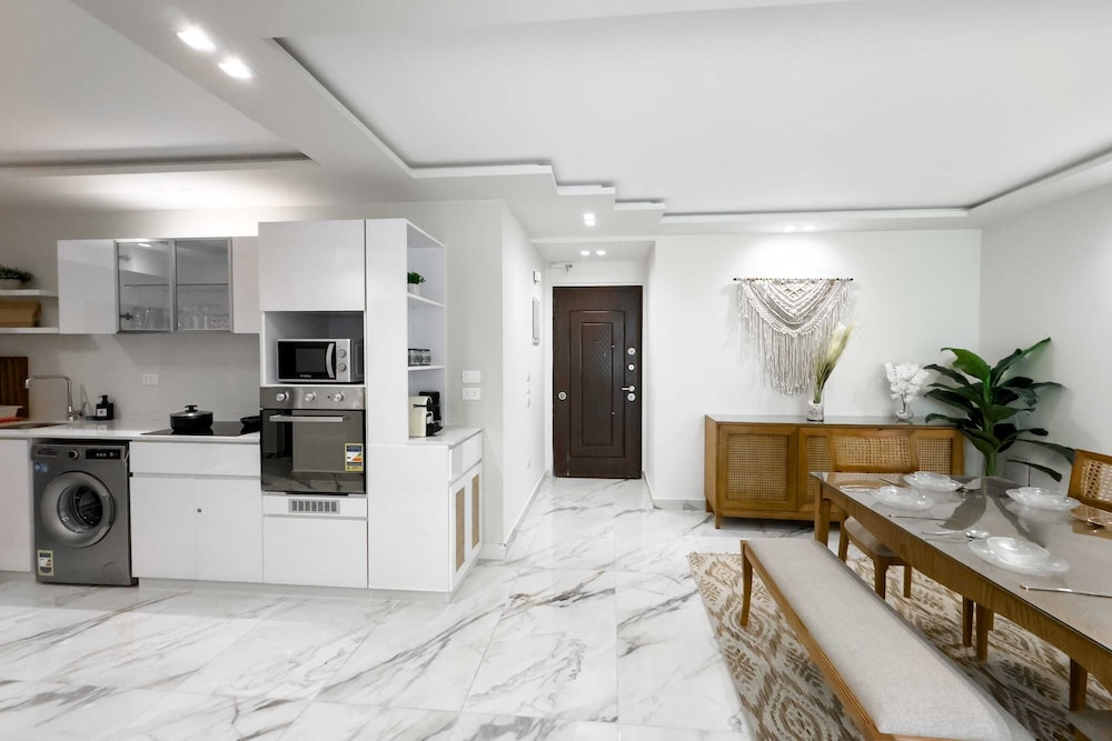 The 2bdr Radiant Residence 5 min to Airport