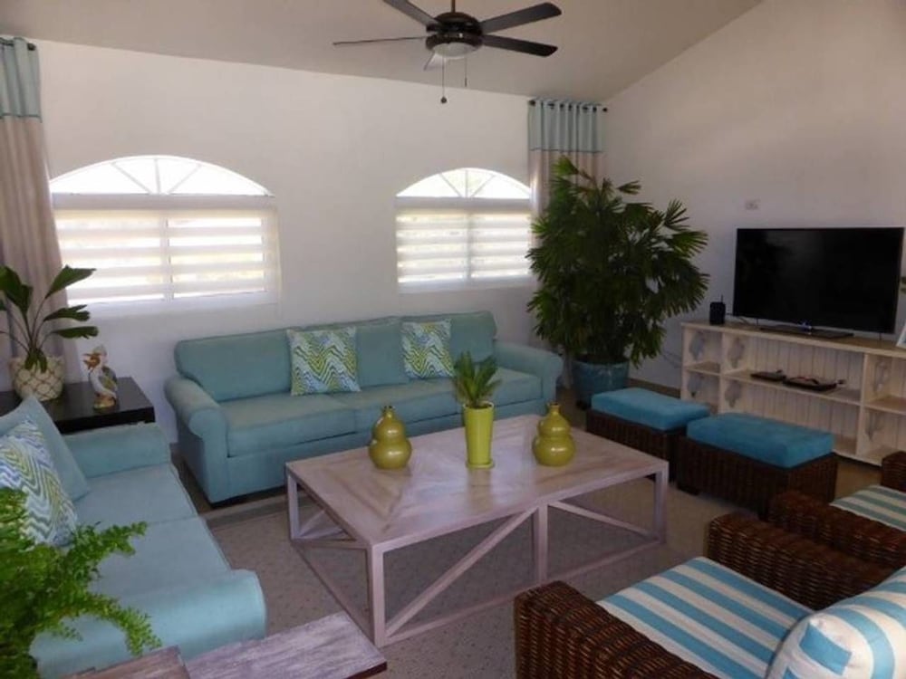 Touch of Elegance! 6 Bedroom Near the Beach