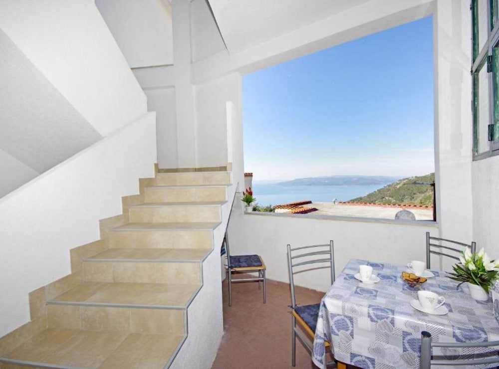 Sea View Top Hill