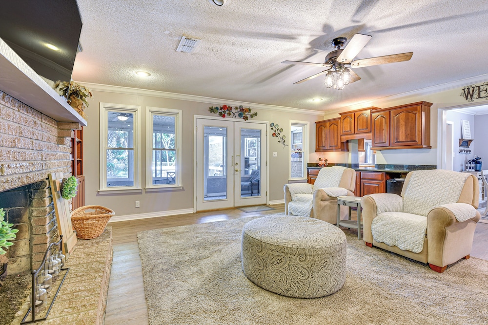 Spacious Home w/ Hot Tub in Fort Walton Beach!