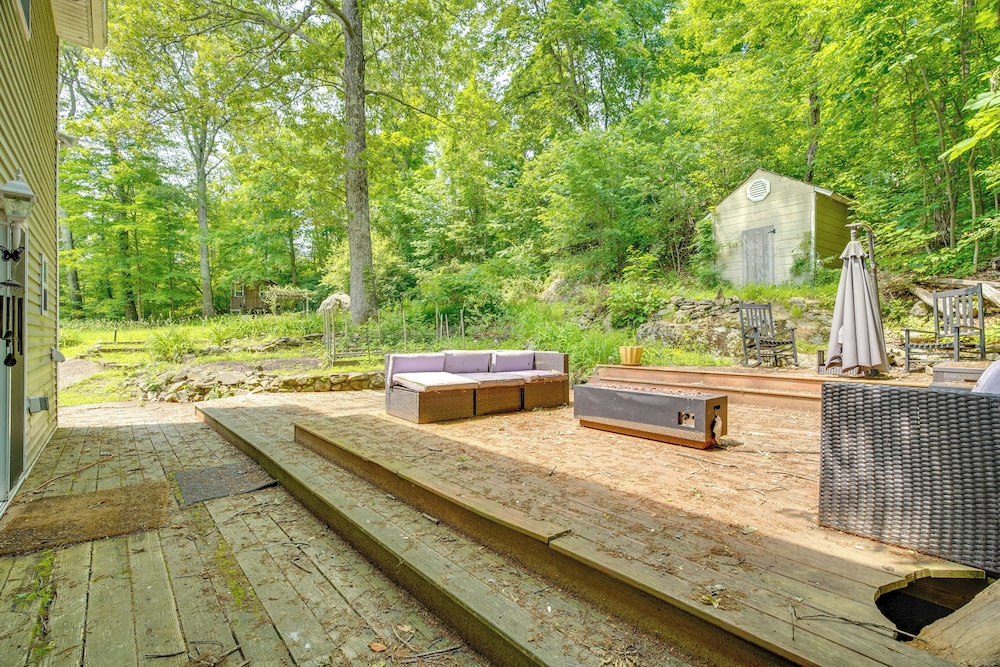 Walk to Putnam Lake: Updated Home w/ Deck