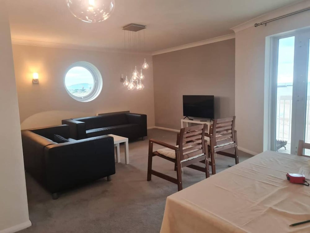 Beautiful 3-bed Apartment in Swansea view 4