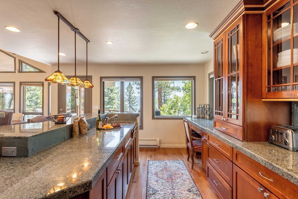 Crystal View by Avantstay Al Fresco Dining w/ View of Lake Tahoe + Crystal Bay