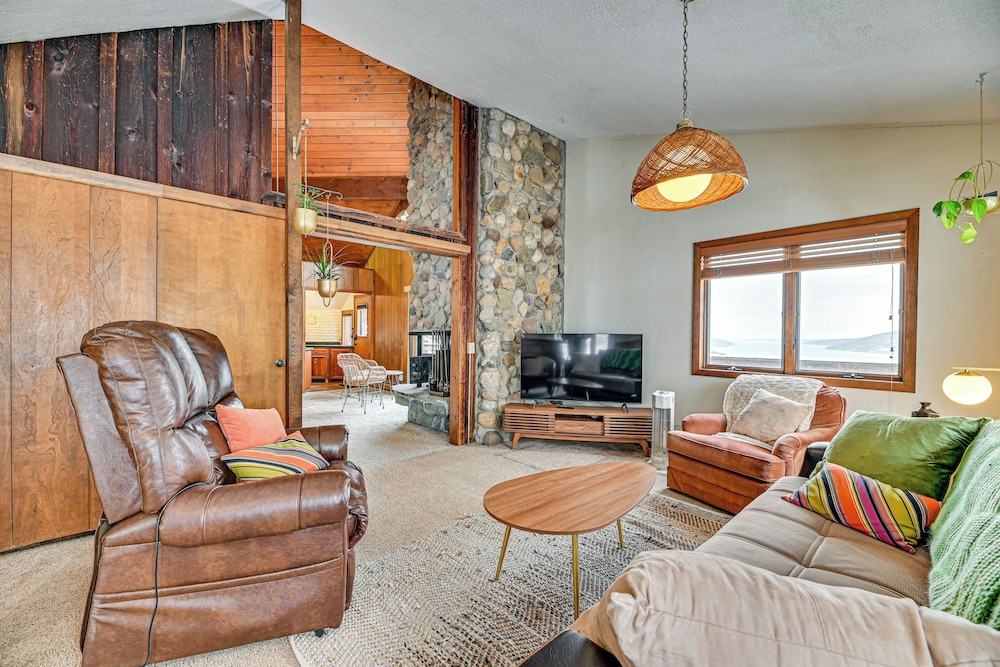 Near Canandaigua Lake: Retro Cabin w/ Deck & Views