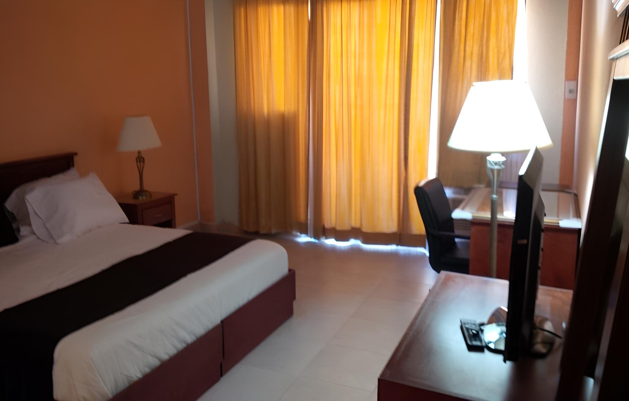 Le Monte Cristo Hotel & Suites