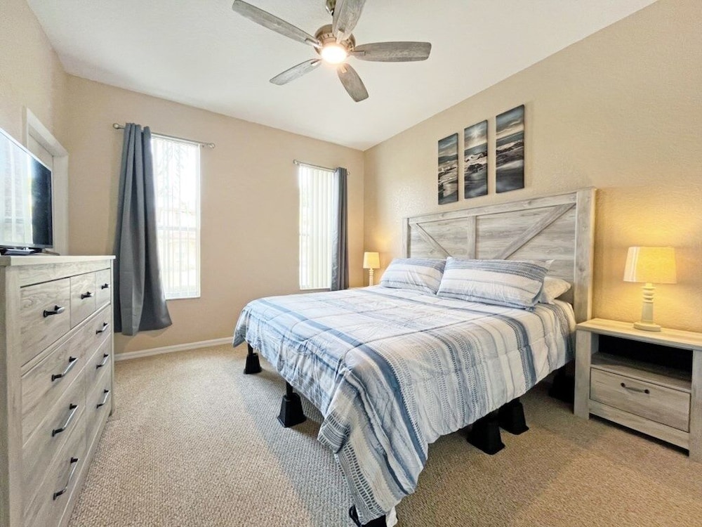 Regal Getaway 4 Bedroom Townhouse by RedAwning view 4